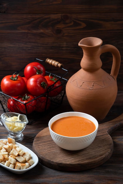 Zuppa di pomodoro su piatto di legno con garnier