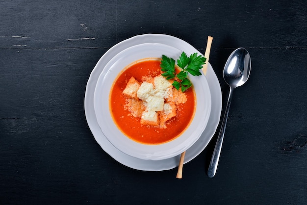 Zuppa di pomodoro Su una superficie di legno Vista dall'alto Spazio libero per il testo