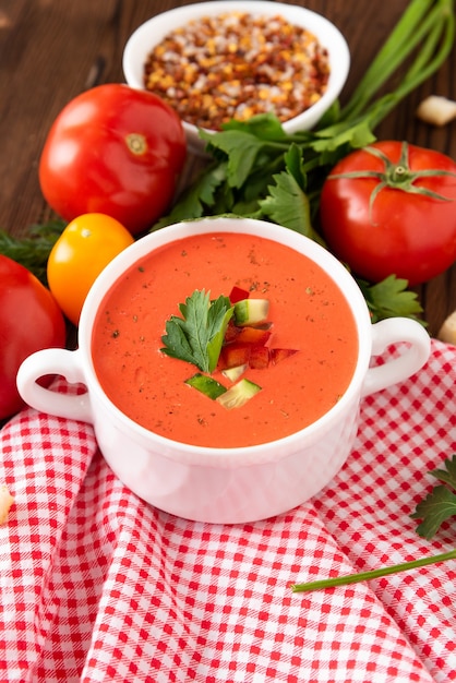 Zuppa di pomodoro tradizionale a base di pomodoro fresco con aggiunta di erbe e crostini di pane.