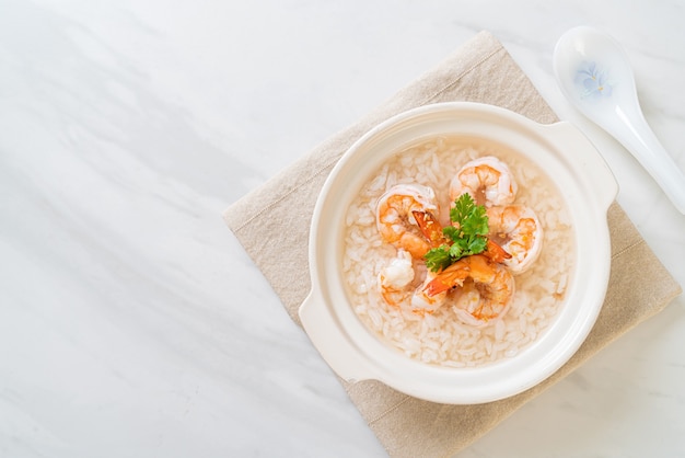 zuppa di porridge o riso bollito con ciotola di gamberi