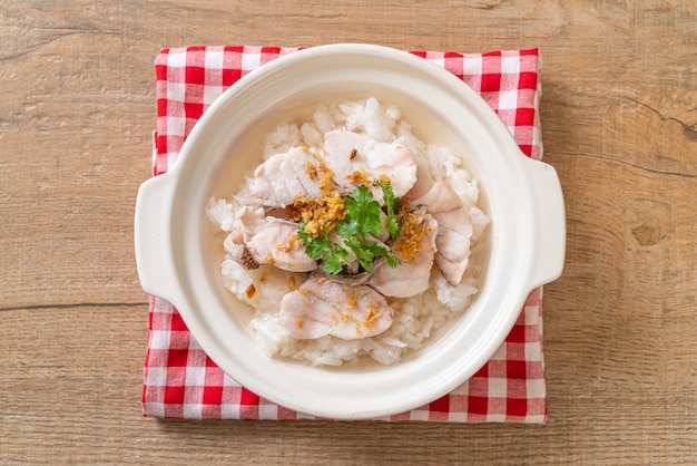 zuppa di porridge o riso bollito con ciotola di pesce