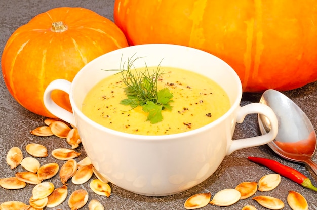 Zuppa di purea calda di zucca su un tavolo di legno