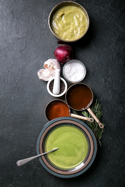 Zuppa di purea di broccoli e piselli fatta in casa