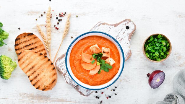 Zuppa di purea di carote con pane tostato Alimenti dietetici Vista dall'alto Spazio libero per la copia