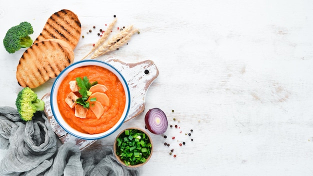 Zuppa di purea di carote con pane tostato Alimenti dietetici Vista dall'alto Spazio libero per la copia