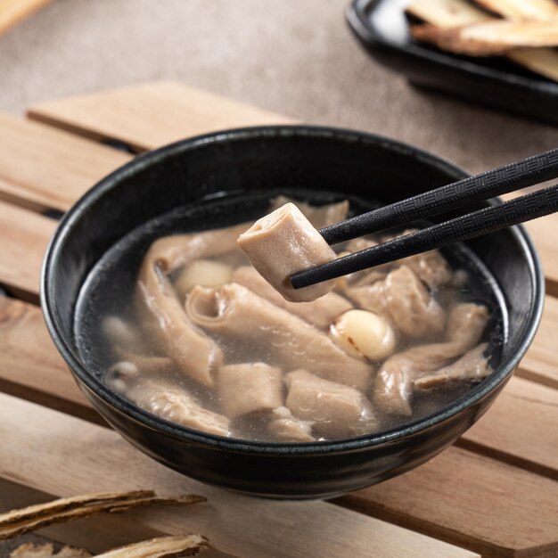 Zuppa di quattro tonici Delizioso alimento tradizionale cinese dal sapore di erbe