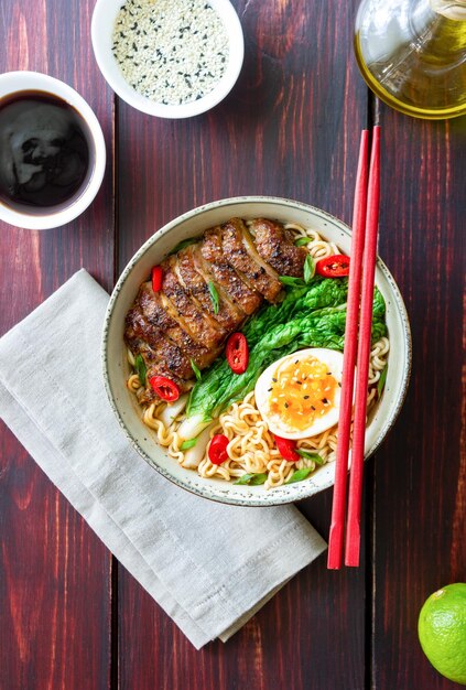 Zuppa di ramen con noodles d'anatra, cavolo cappuccio e uova, cibo asiatico