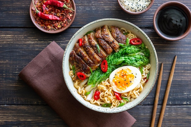 Zuppa di ramen con noodles d'anatra, cavolo cappuccio e uova, cibo asiatico
