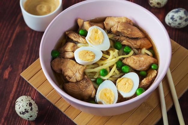 Zuppa di ramen con pasta e uova di quaglia