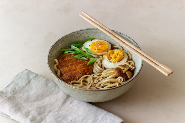 Zuppa di ramen con pasta, maiale, funghi e uova. Cucina giapponese. Ricetta.