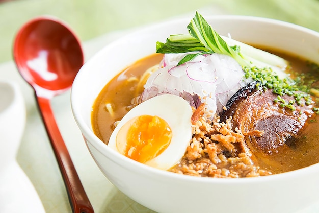 Zuppa di ramen di maiale classica. Ricetta tradizionale giapponese.