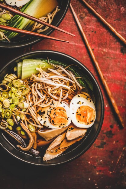 Zuppa di ramen giapponese con pollo e funghi shiitake vista dall'alto