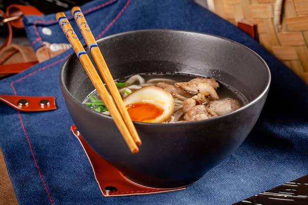 Zuppa di ramen giapponese con spaghetti cinesi, uova, pollo e cipolle verdi.