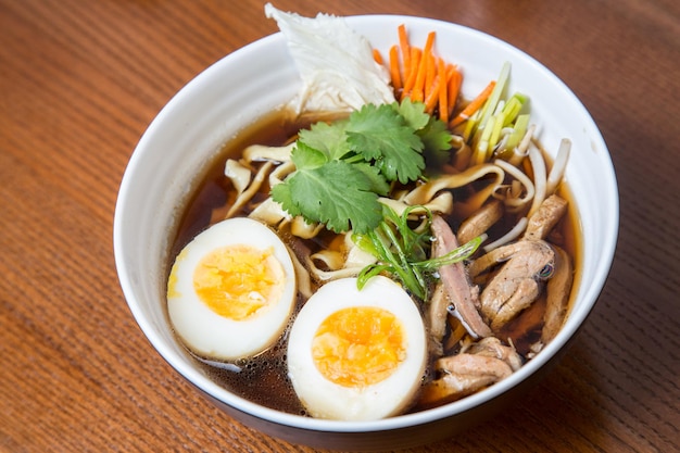 Zuppa di ramen in un ristorante asiatico