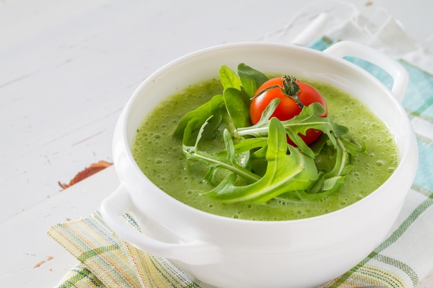 Zuppa di rucola e pomodori in una ciotola bianca