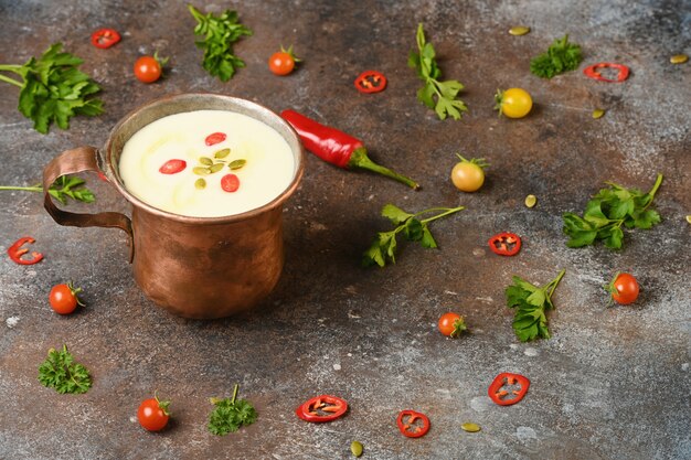 Zuppa di sedano in tazza di rame