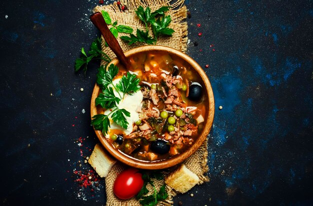 Zuppa Di Solyanka Di Carne Russa Nella Ciotola Di Legno Vista Dall'alto