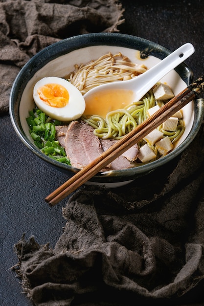 Zuppa di spaghetti asiatici