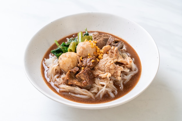 Zuppa di spaghetti di riso con carne di maiale in umido