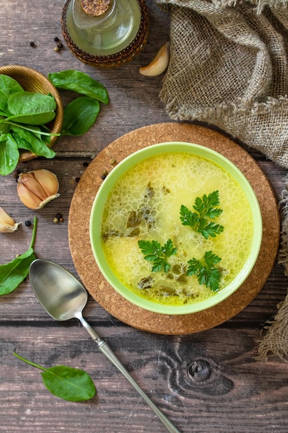 Zuppa di spinaci con crema su un tavolo di legno rustico Vista dall'alto piatto fondo disteso