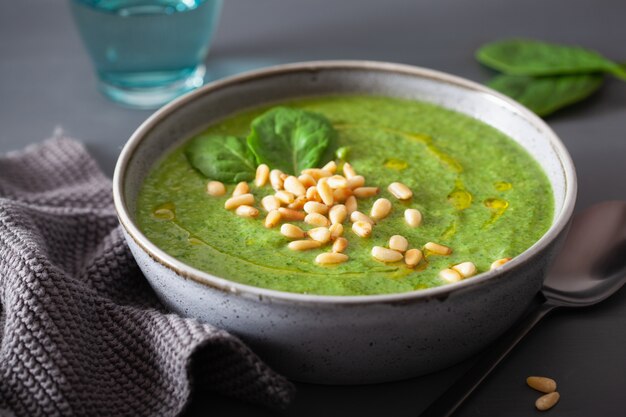 Zuppa di spinaci cremosa del cavolfiore verde su gray