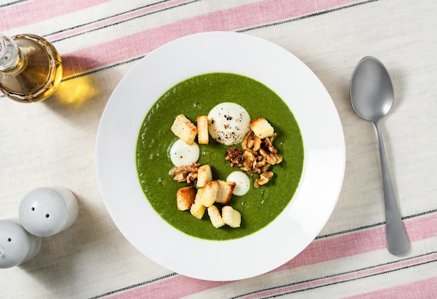 Zuppa di spinaci sani con crostini e salsa di formaggio cibo sano