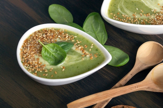 Zuppa di spinaci vegetariana in un piatto bianco.