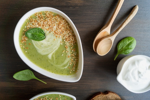 Zuppa di spinaci vegetariana in un piatto bianco.