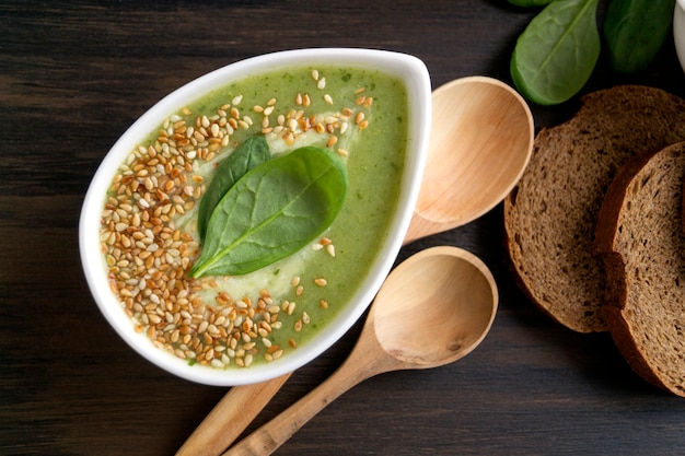 Zuppa di spinaci vegetariana in un piatto bianco.