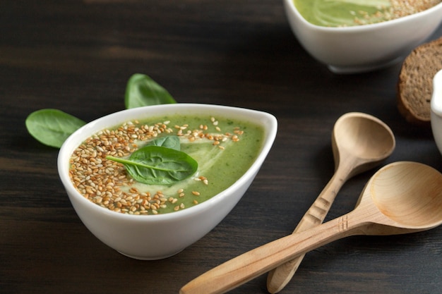 Zuppa di spinaci vegetariana in un piatto bianco.