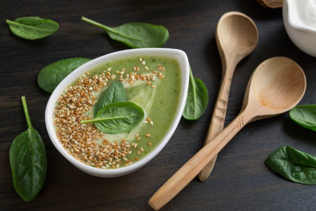 Zuppa di spinaci vegetariana in un piatto bianco.