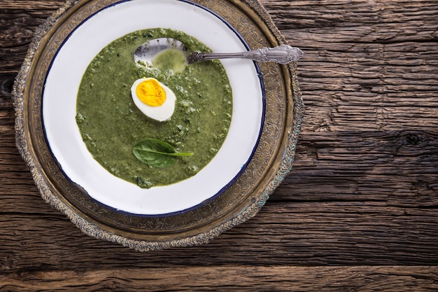 Zuppa di spinaci. Zuppa di spinaci con uova e parmigiano in stile retrò.