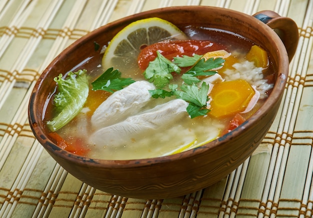 Zuppa di stelline di pollo al limone