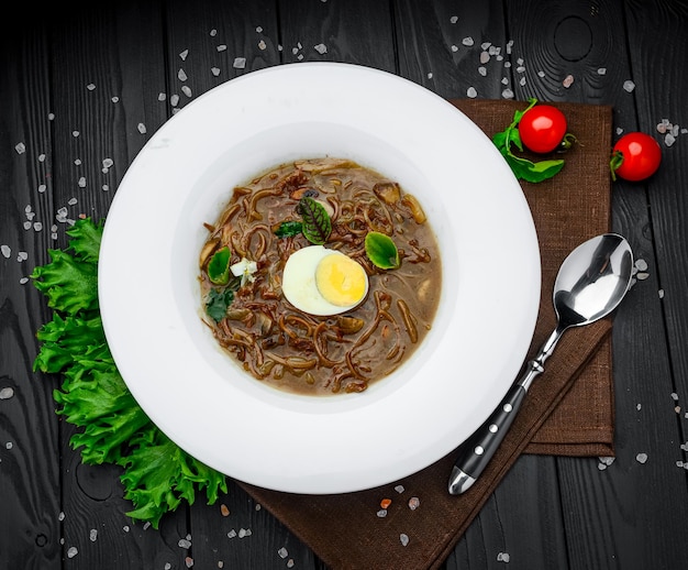 Zuppa di tagliatelle di grano saraceno con soba di manzo