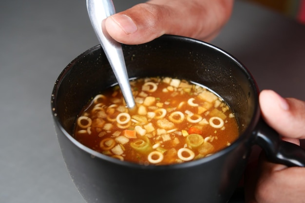 Zuppa di tazza istantanea in una tazza sul tavolo