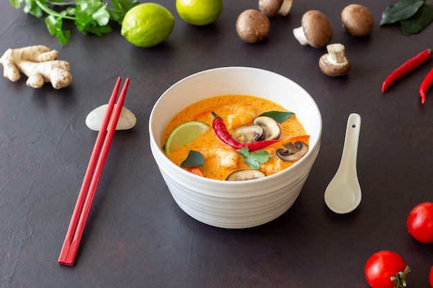 Zuppa di Tom gnam. Cucina tailandese. Mangiare sano. Ricette Cucina nazionale
