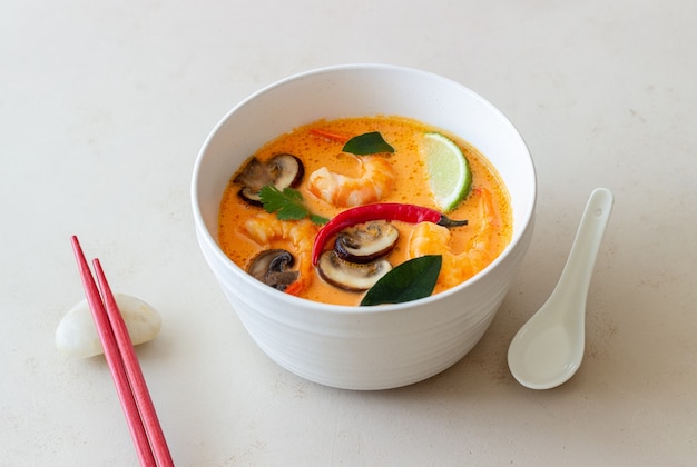 Zuppa di Tom gnam. Cucina tailandese. Mangiare sano. Ricette Cucina nazionale