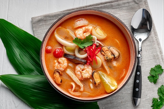 Zuppa di tom yum asiatica piccante con gamberetti calamari cozze e verdure Cucina asiatica