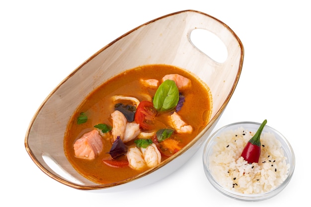 Zuppa di Tom yum thai isolata su bianco