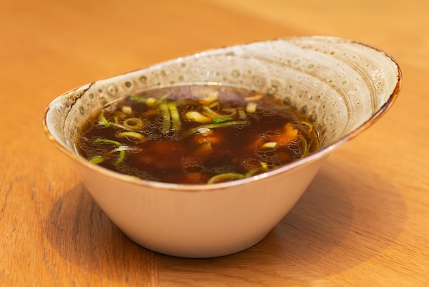 Zuppa di verdure acida e piccante su un tavolo Cucina asiatica