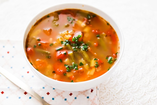 Zuppa di verdure calda in ciotola comfort food e pasto fatto in casa