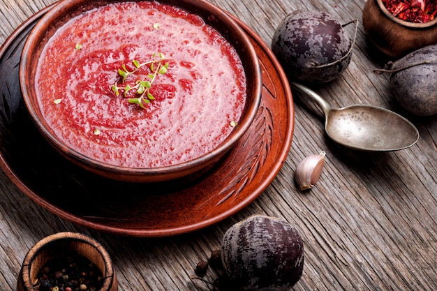 Zuppa di verdure con barbabietola rossa