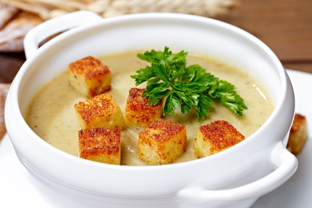 Zuppa di verdure con crostini di pane e prezzemolo.