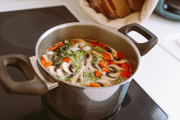 Zuppa di verdure con funghi carote e cipolle in una pentola