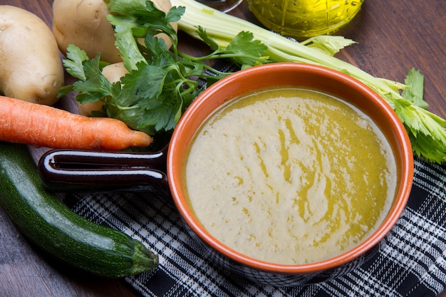 zuppa di verdure con ingredienti freschi