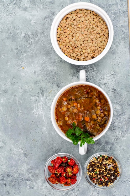 Zuppa di verdure con lenticchie in zolla bianca. Foto in studio