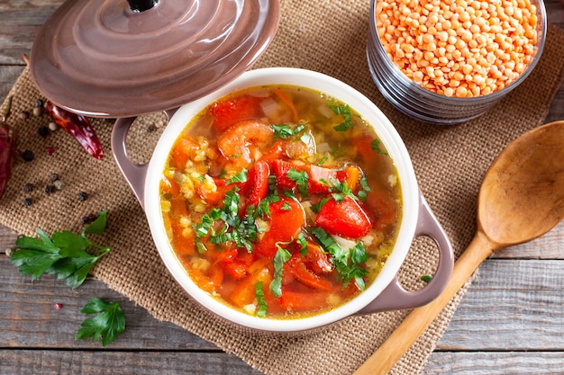 Zuppa di verdure con lenticchie su un tavolo di legno. Cibo sano, cibo sano. Vista dall'alto