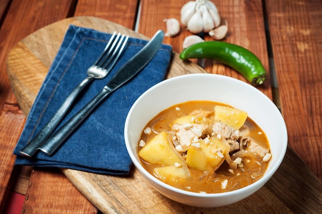 Zuppa di verdure con pollo e patate Cucina tailandese