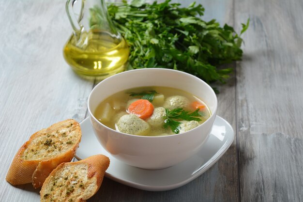 Zuppa di verdure con polpette di pollo in una ciotola