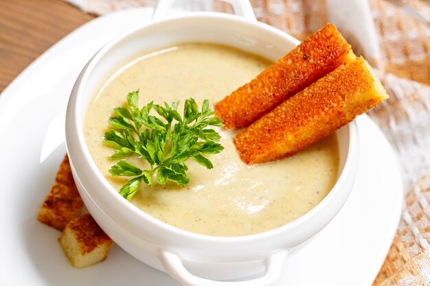 Zuppa di verdure con spezie e pane fritto.